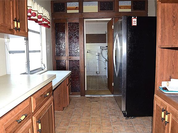 4th image of 2535 Boswell St
