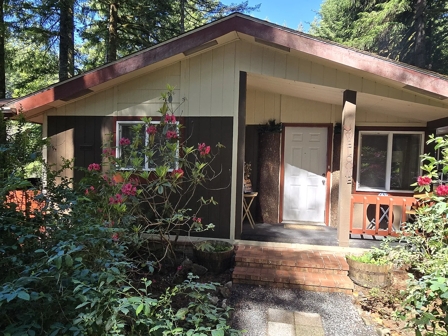 Riverfront Retreat Fully Furnished Cabin-Style Executive Rental — Photo 4