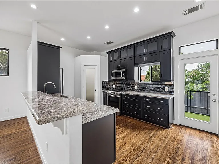 2510 Genesee St — Photo 3