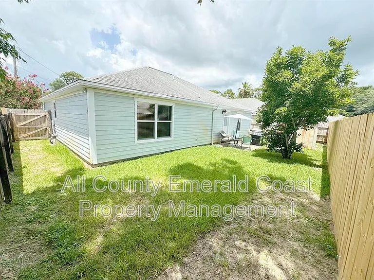915 Emily Cir — Photo 31