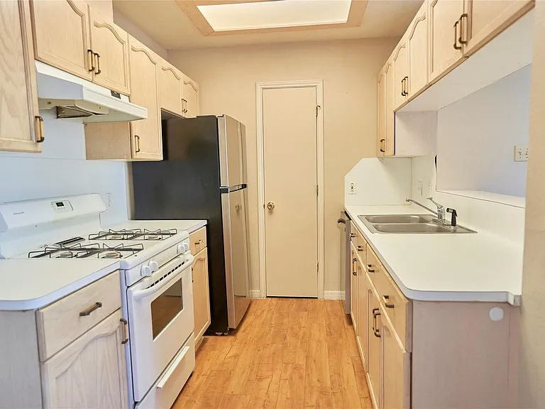 508 Gregory Ct — Photo 4