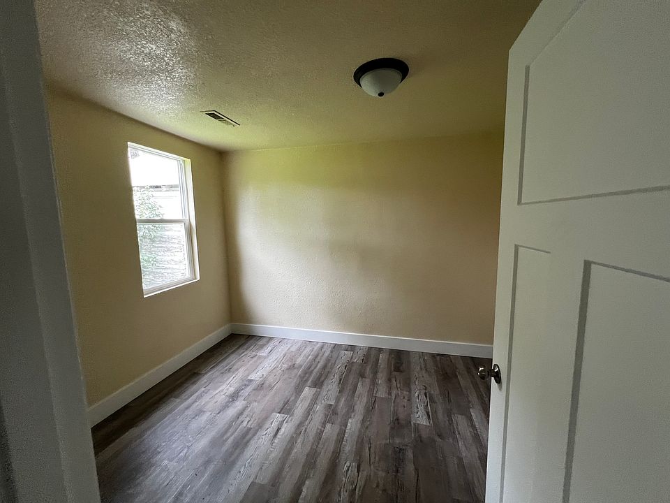 2nd image of 614 N Oak St