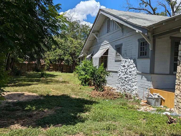 215 Avondale Ave — Photo 2