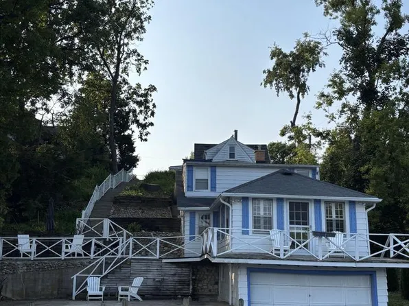 W349N5556 Lake DRIVE, Oconomowoc, WI 53066