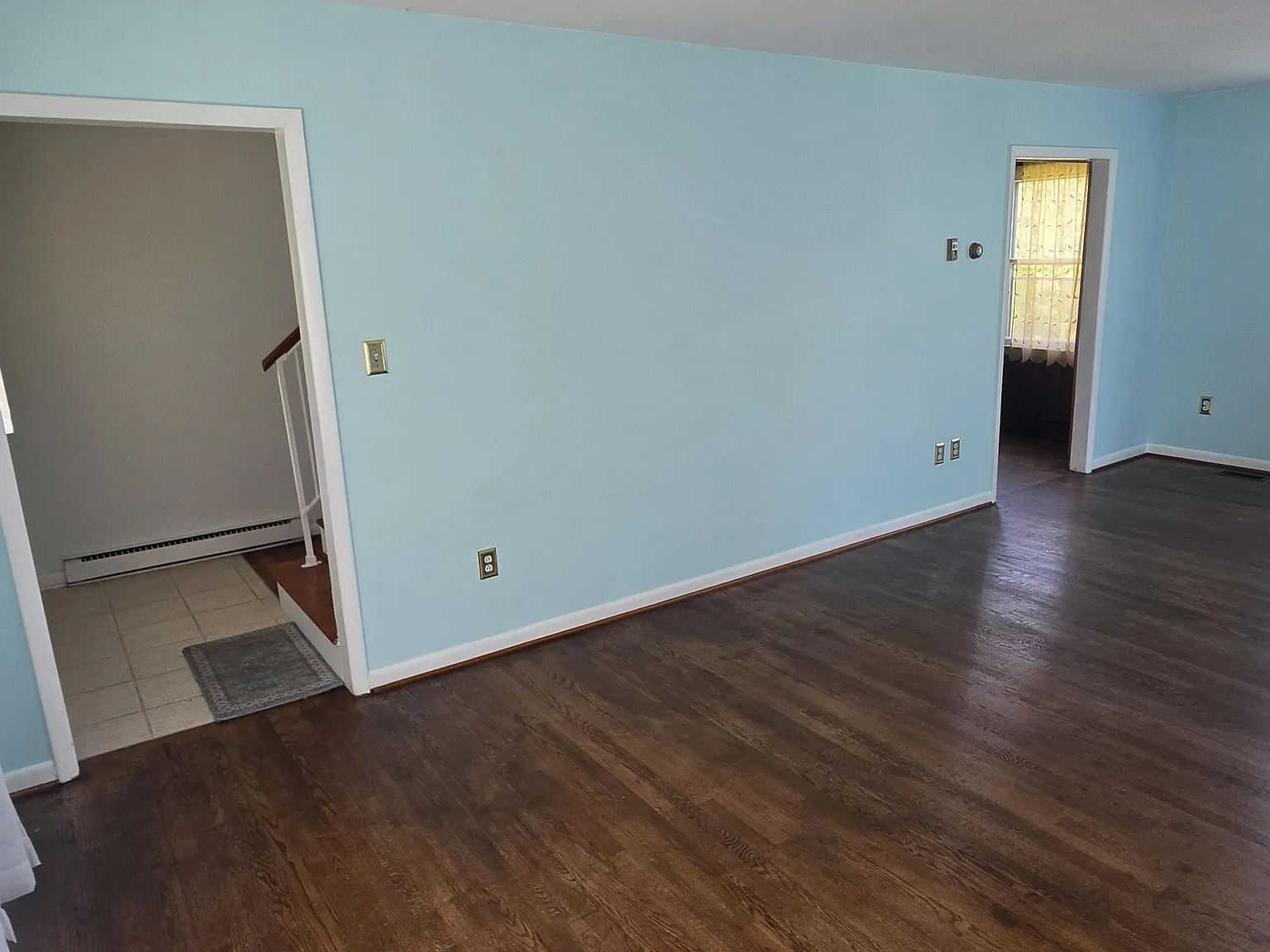 4 bed, 2200 sqft, $2,400 — Photo 2