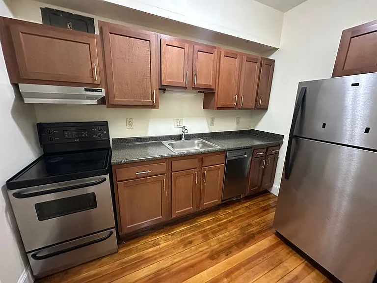 181-183 Winthrop Rd #6 — Photo 2