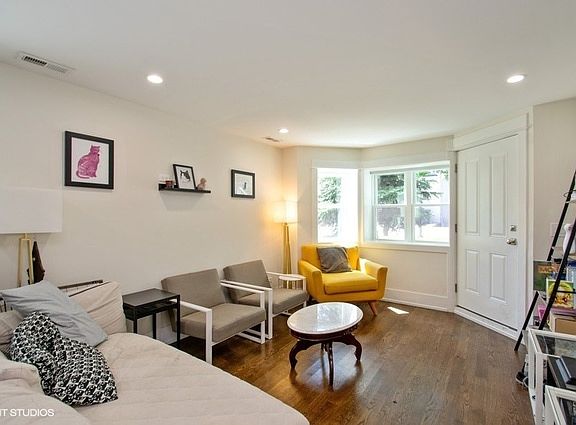 4th image of 1808 W Farragut Ave #1