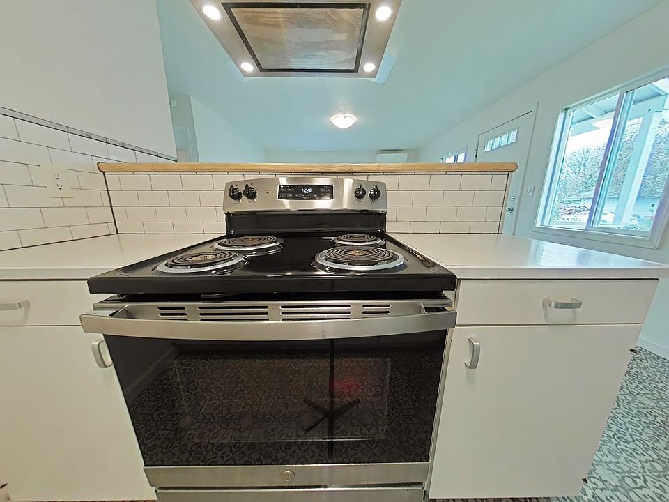 1st image of 930 NW Sequoia Ave #0
