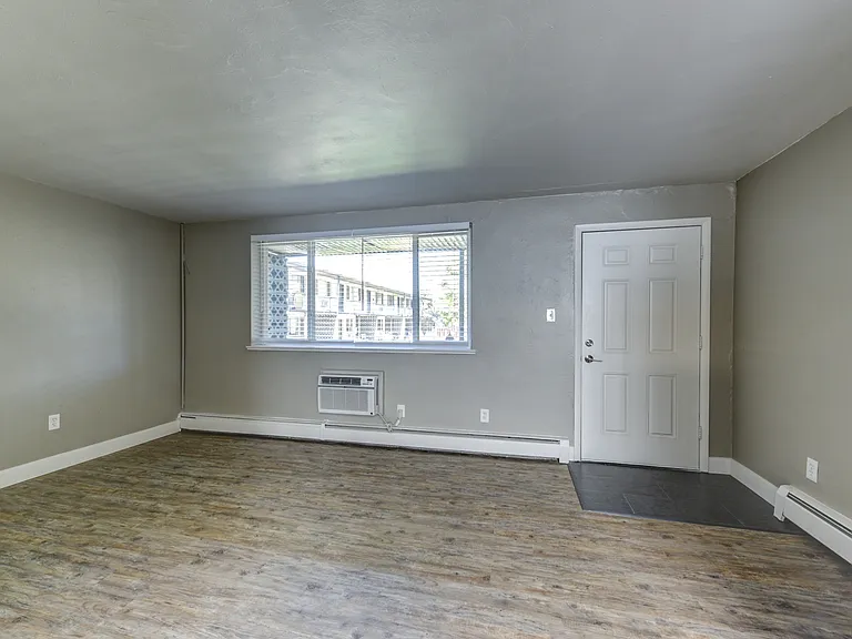 Clay Street Apartments — Photo 29