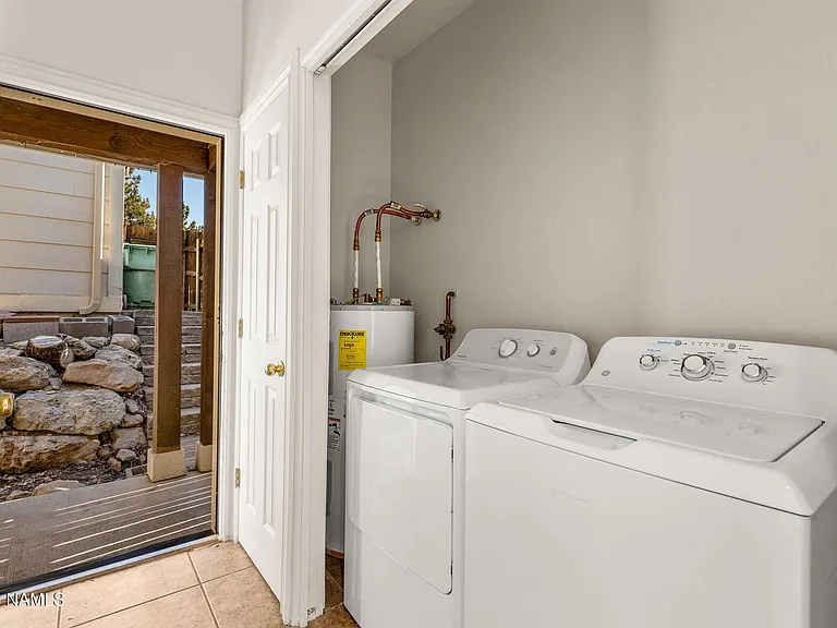 1326 E Trevor Way — Photo 7