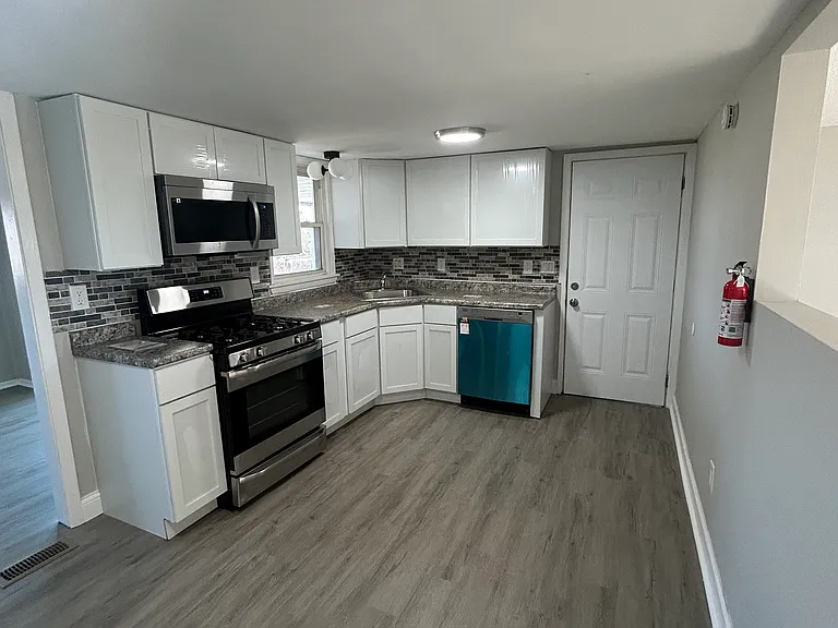 324 Ames Pl — Photo 2