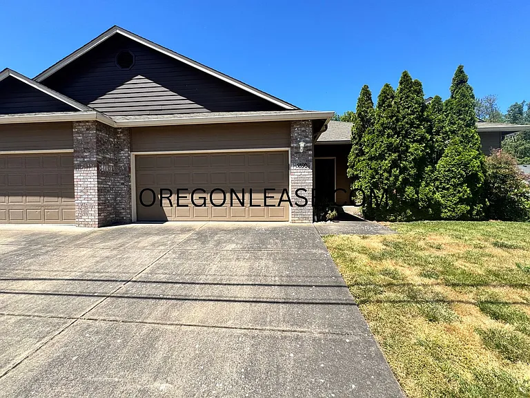 3 bedroom North Eugene duplex home with full sized garage — Photo 1