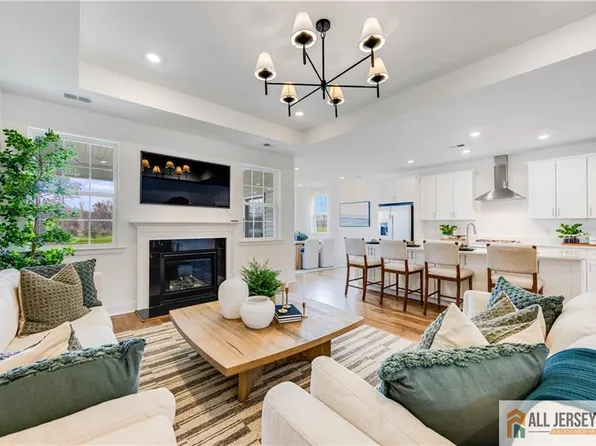 99 Fillmore Dr, Monroe Township, NJ 08831