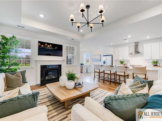8 Galerie Ct, Monroe Township, NJ 08831