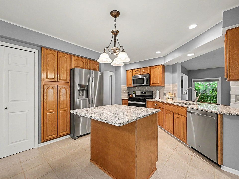 45128 Glengarry Rd, photo 7