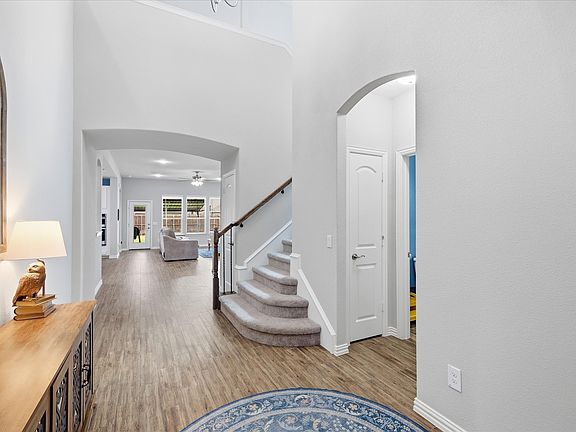 4th image of 825 Crest Breeze Dr