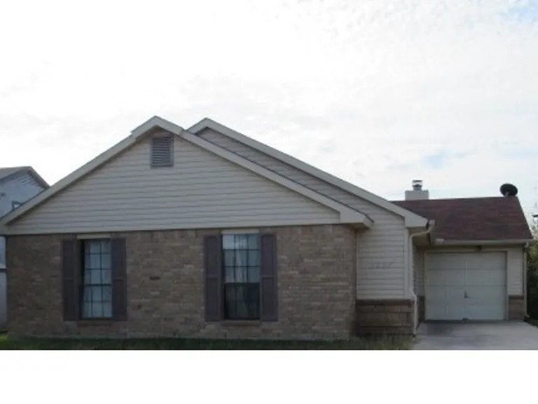 2404 Fieldstone Dr — Photo 1