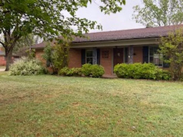 2250 Greenbriar Dr — Photo 2