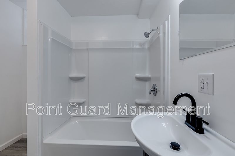 2nd image of 1518 N Robinson Ave APT C