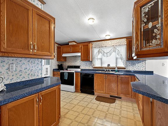 4th image of 16 Village Green Road