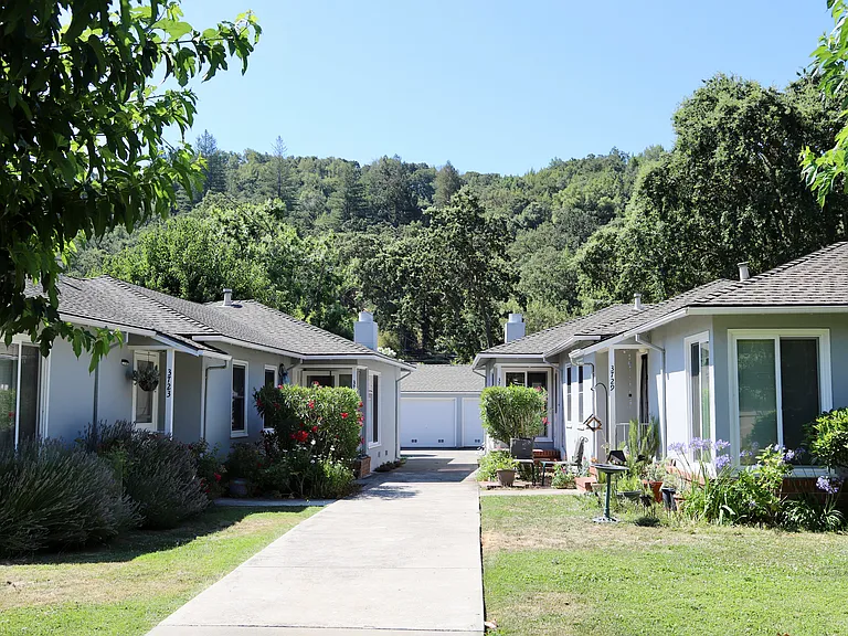 3729 Mosswood Dr — Photo 2