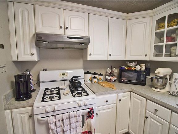 5th image of 306 Village Dr