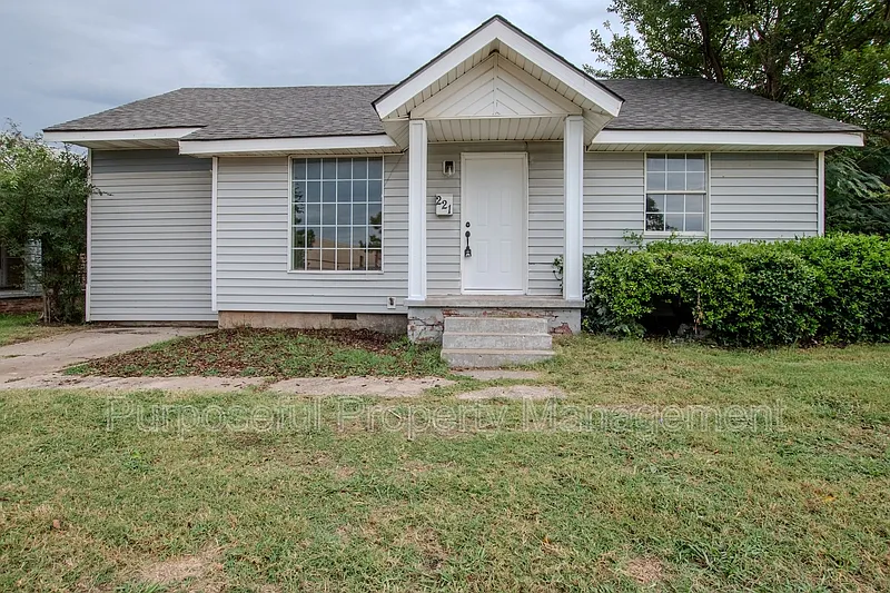 221 W Douglas Dr