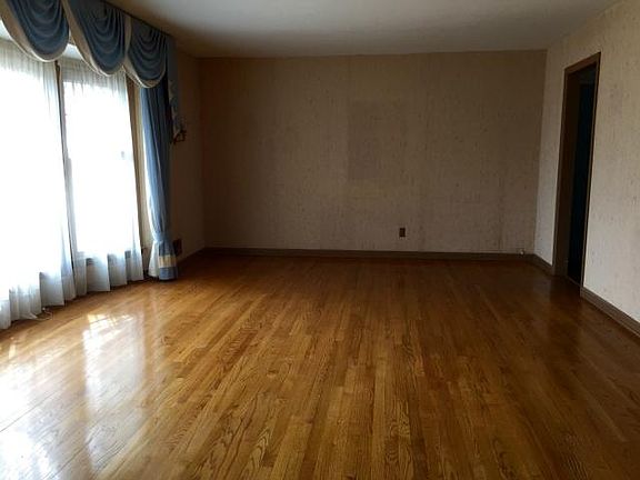 3rd image of 8604 Hawthorne Ave