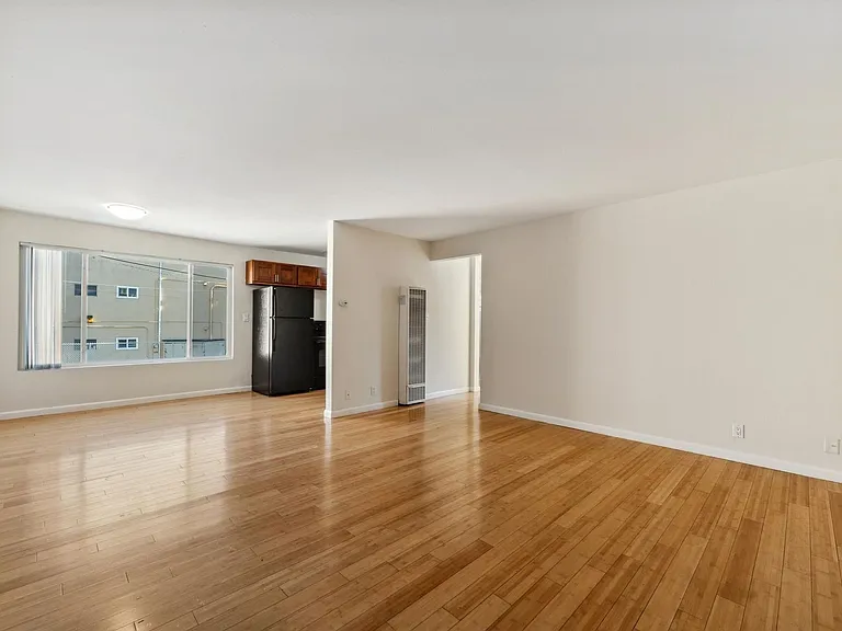 2p008 - Lake View East — Photo 4