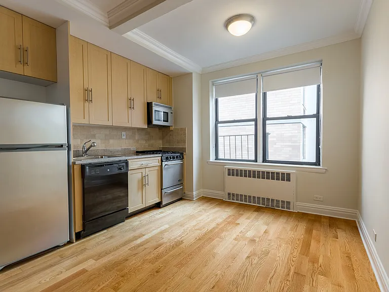 108 W 15th St #6J — Photo 3