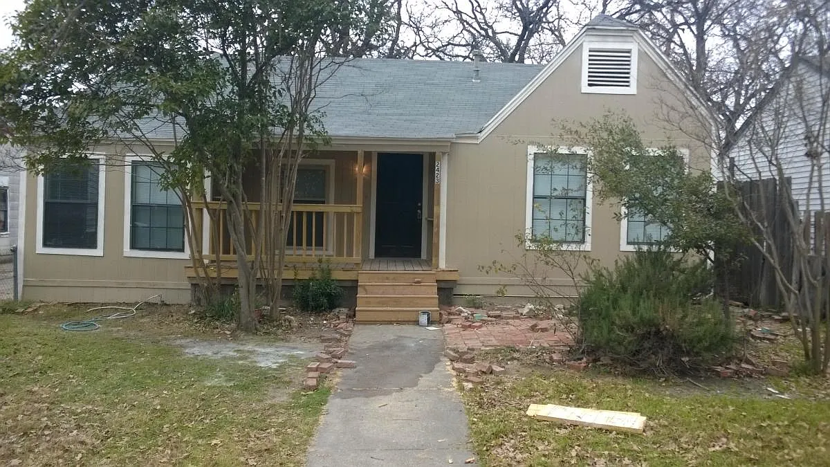 3 bed, 1202 sqft, $1,950 — Photo 1