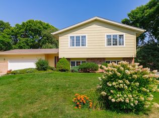 5206 Overlook Dr, Bloomington, MN 55437