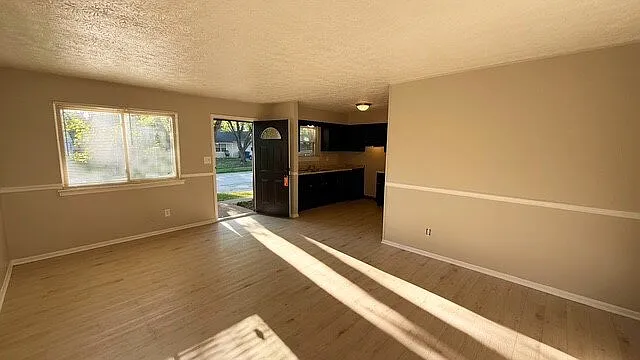3 bed, 1.0 bath, 1154 sqft, $1,325 — Photo 3