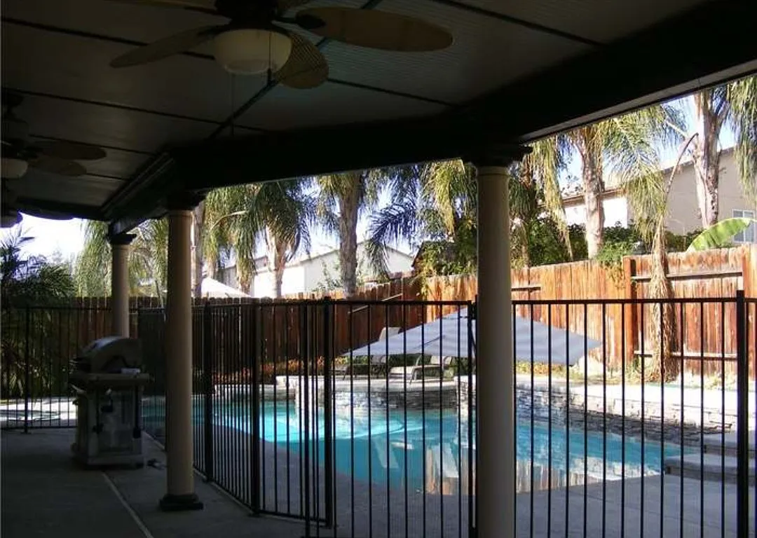 5 bed, 2.5 bath, 2956 sqft, $3,200 — Photo 2