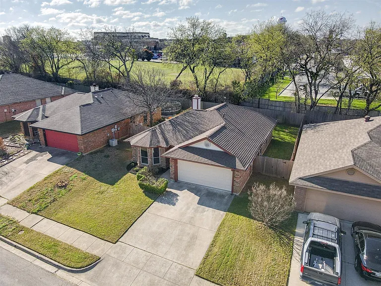 333 Banyan Dr — Photo 23