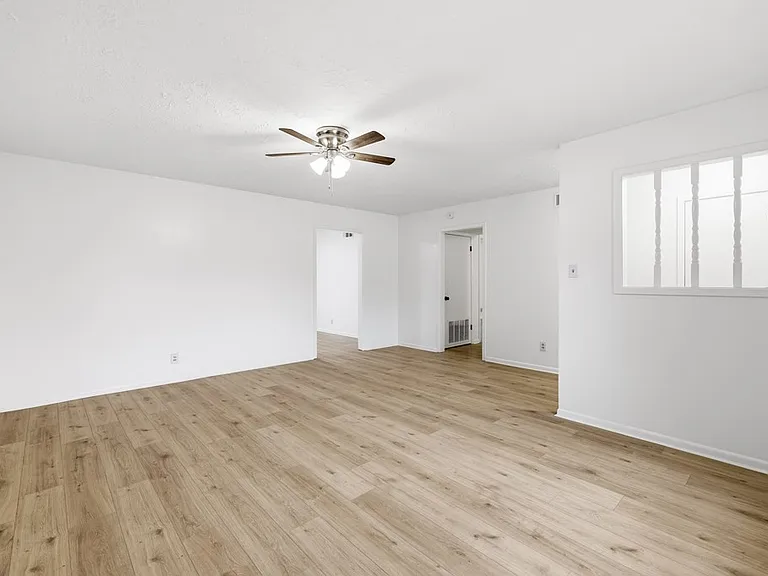 301 N Manor Dr #B — Photo 3