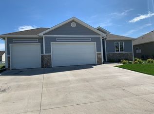 638 Prairie Blvd, Dakota Dunes, SD 57049