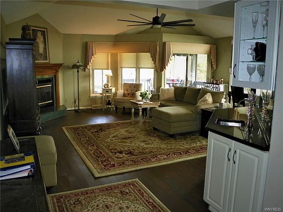 3rd image of 10 Woodstream Cir