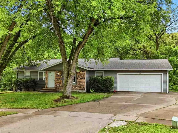 1467 Valley View Dr, Coralville, IA 52241
