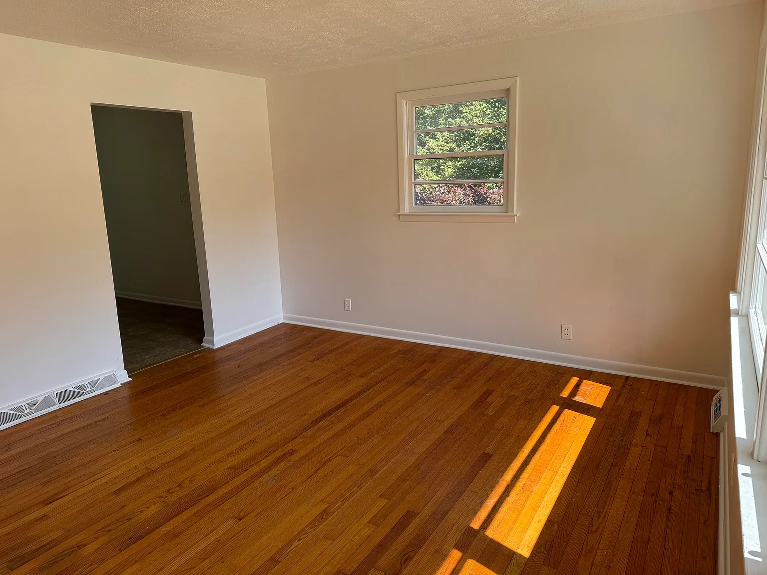 3 bed, 2.0 bath, 1144 sqft, $1,263 — Photo 2