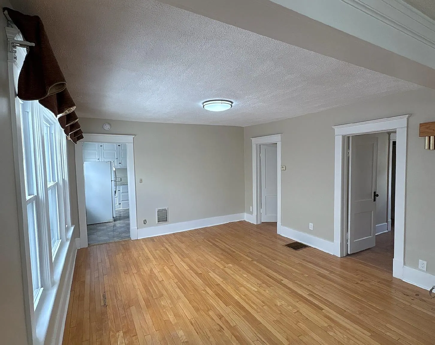 3 bed, 1300 sqft, $1,600 — Photo 2