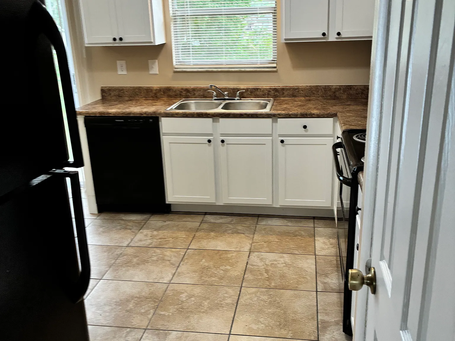 2 bed, 1050 sqft, $1,200 — Photo 3