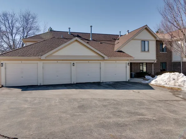 863 E Coach Rd, Palatine, IL 60074