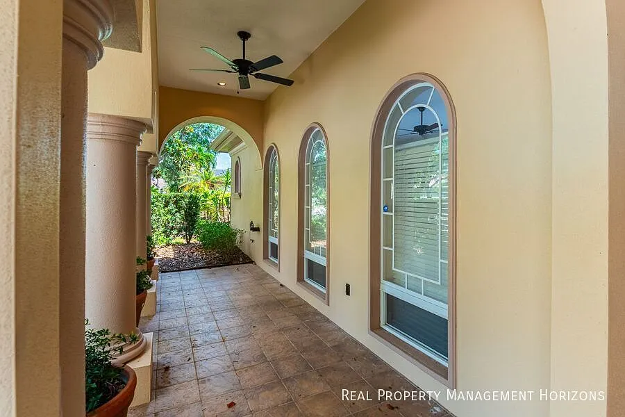 Stunning Unfurnished, Pet-Friendly 3-Bed, 3.5-Bath Pool Home in the coveted community of Universi... — Photo 2