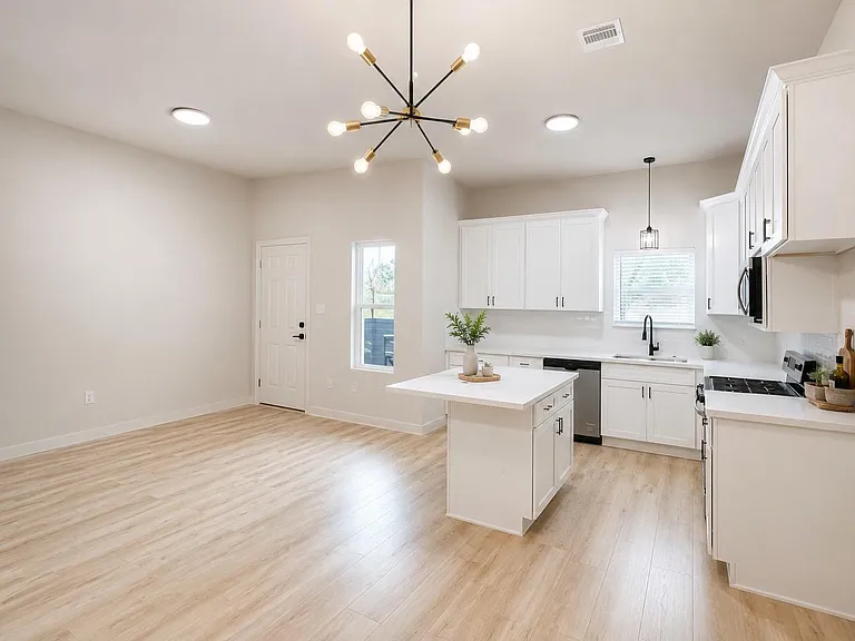 326 Clearwater St #A — Photo 4