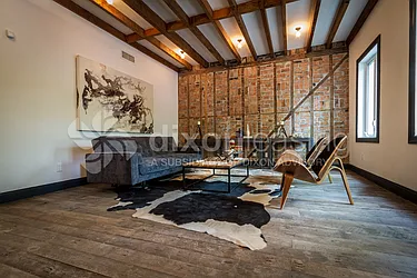 Rented by Dixon Advisory USA Inc.