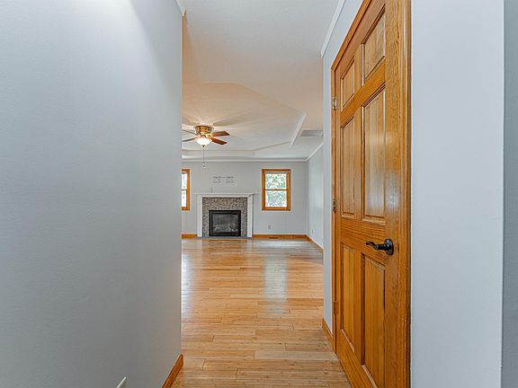 4th image of 604 S Mary St