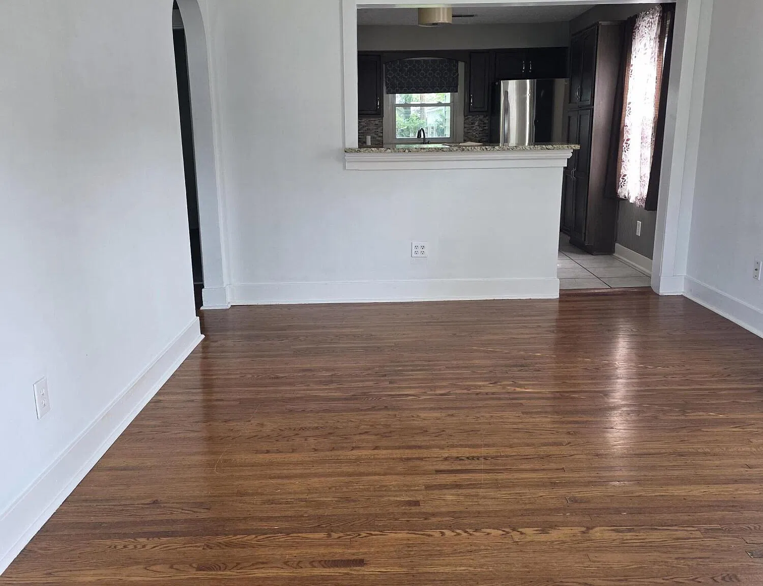 2 bed, 1.0 bath, 1972 sqft, $1,800 — Photo 3