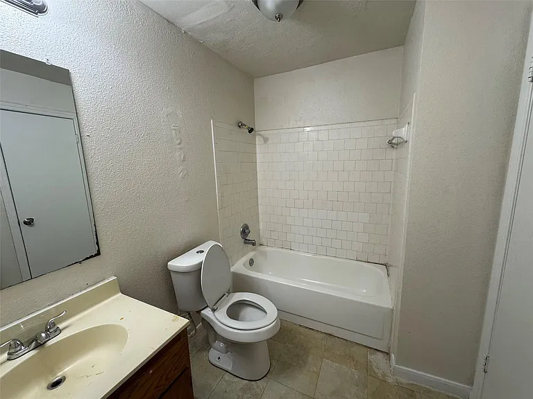 3229 Hirschfield Rd #B — Photo 8