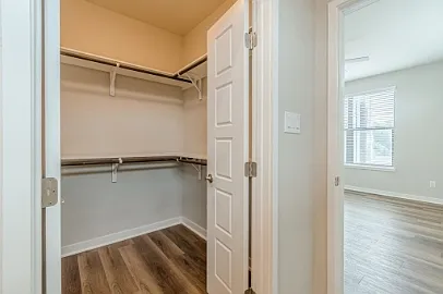 711 S Frio St — Photo 123